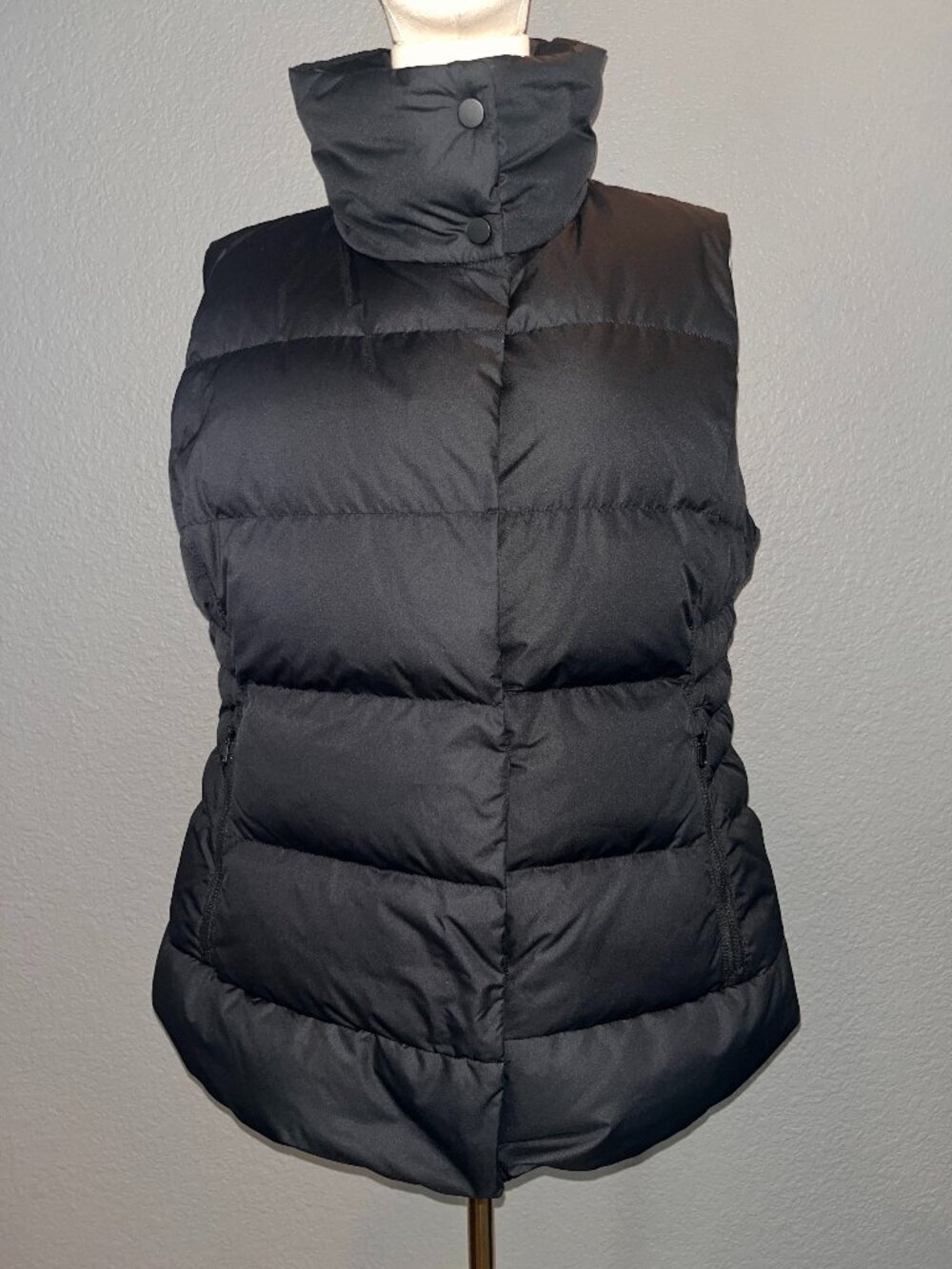 ATHLETA DOWNTOWN VEST GILET BLACK NYLON PUFFER DOWN SLEEVELESS JACKET - EUC - L